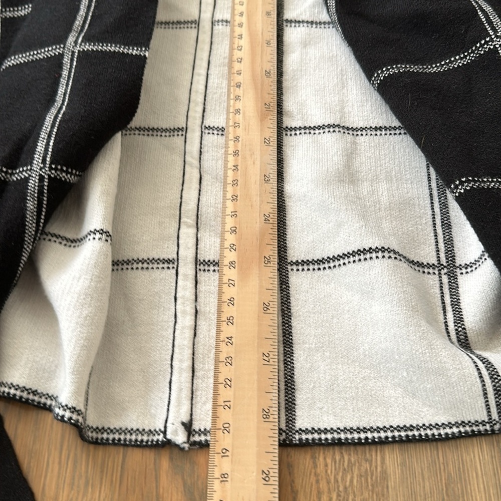 NWOT Tahari Belted Poncho OS Women’s Kimono Soft Stretchy Black White Plaid Cozy - Picture 10 of 10